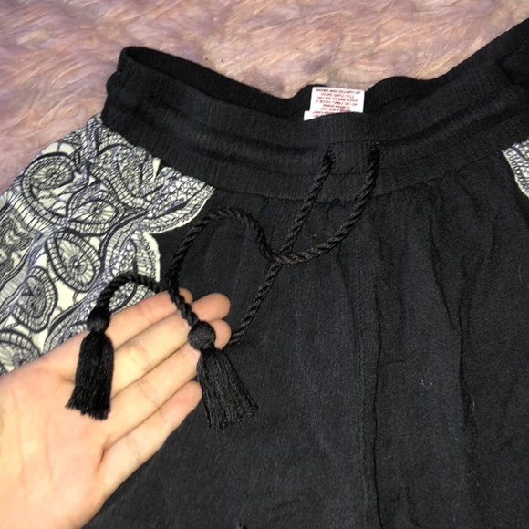 Mossimo Patterned Shorts - Picture 4 of 5